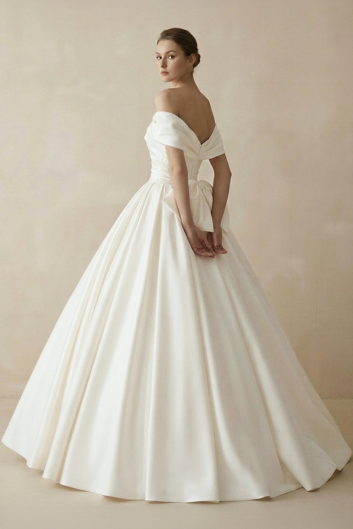 Robe de mariée ivoire longue à épaules dénudées plissée effet drapé - Harana