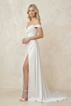 Robe de mariée blanche satinée à épaules dénudées effet drapé avec fente et nœud - Harana