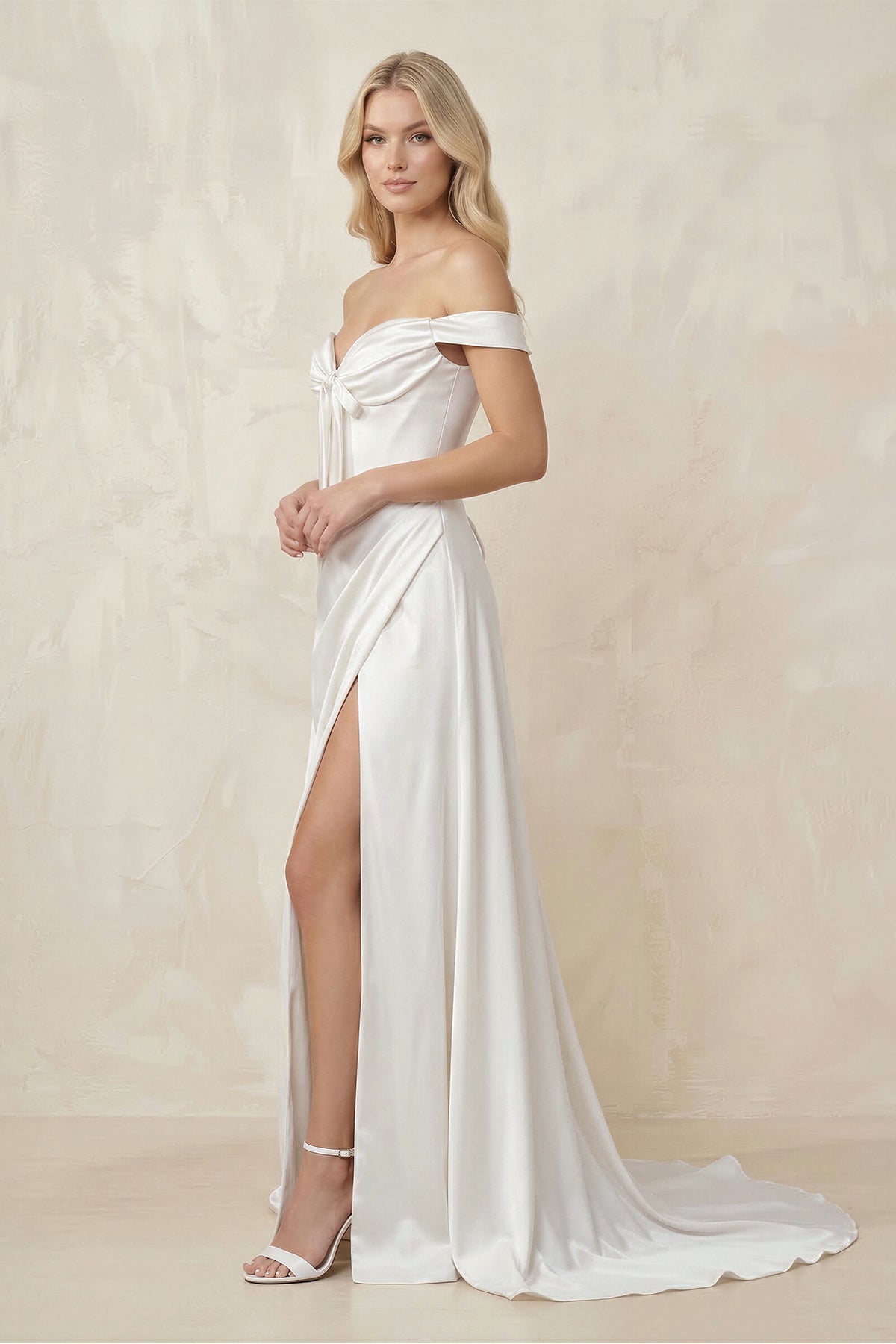 Robe de mariée blanche satinée à épaules dénudées effet drapé avec fente et nœud - Harana
