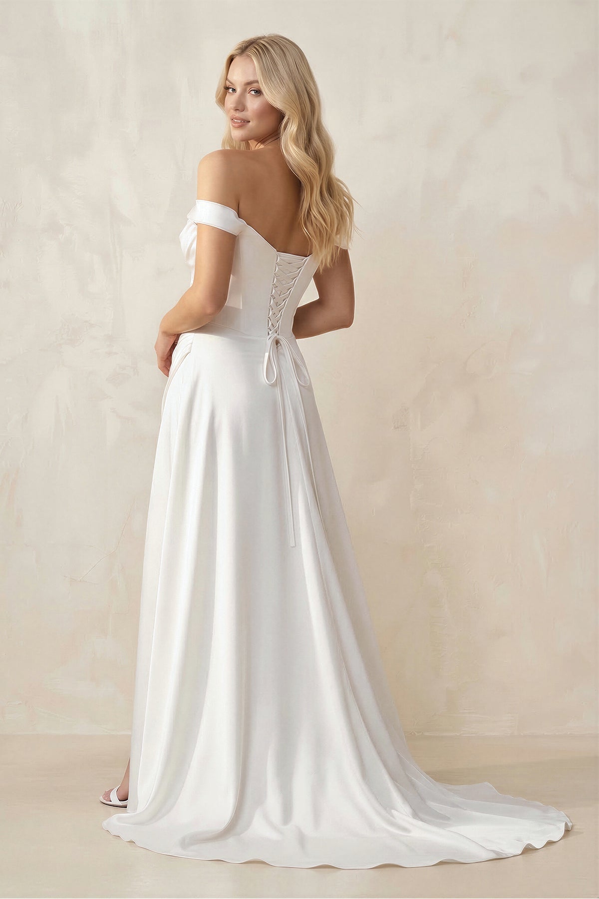 Robe de mariée blanche satinée à épaules dénudées effet drapé avec fente et nœud - Harana