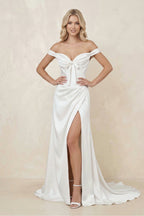 Robe de mariée blanche satinée à épaules dénudées effet drapé avec fente et nœud - Harana