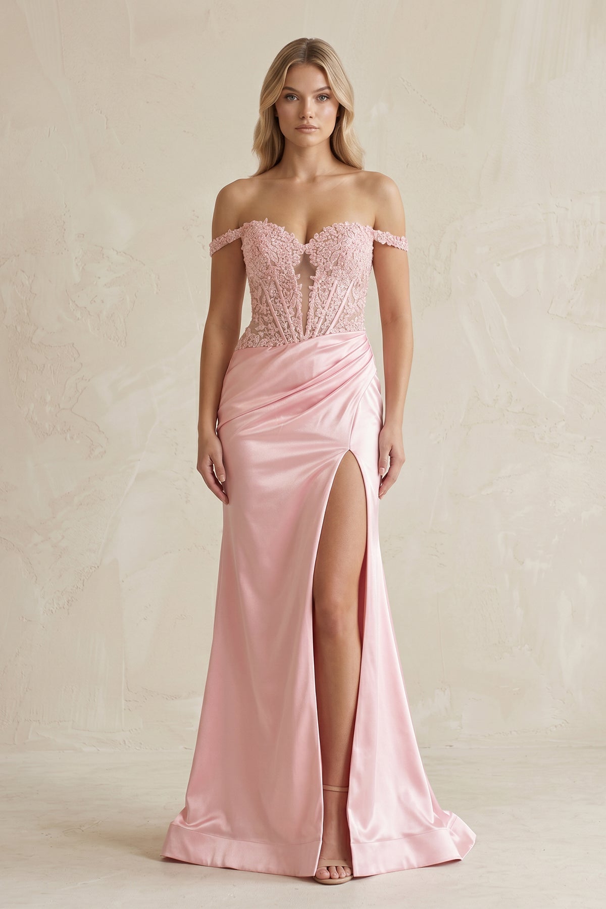 Robe longue rose satinée à épaules dénudées avec fente détail goutte - Harana