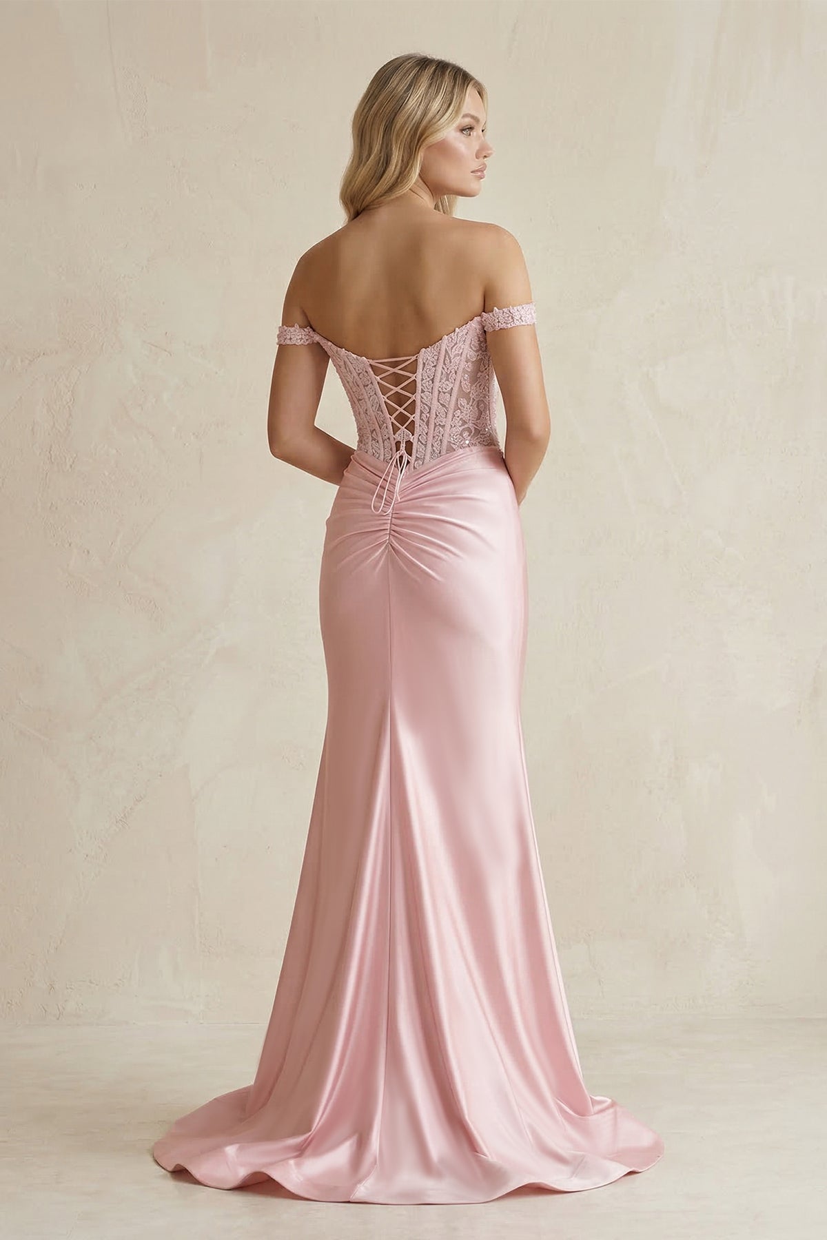 Robe longue rose satinée à épaules dénudées avec fente détail goutte - Harana