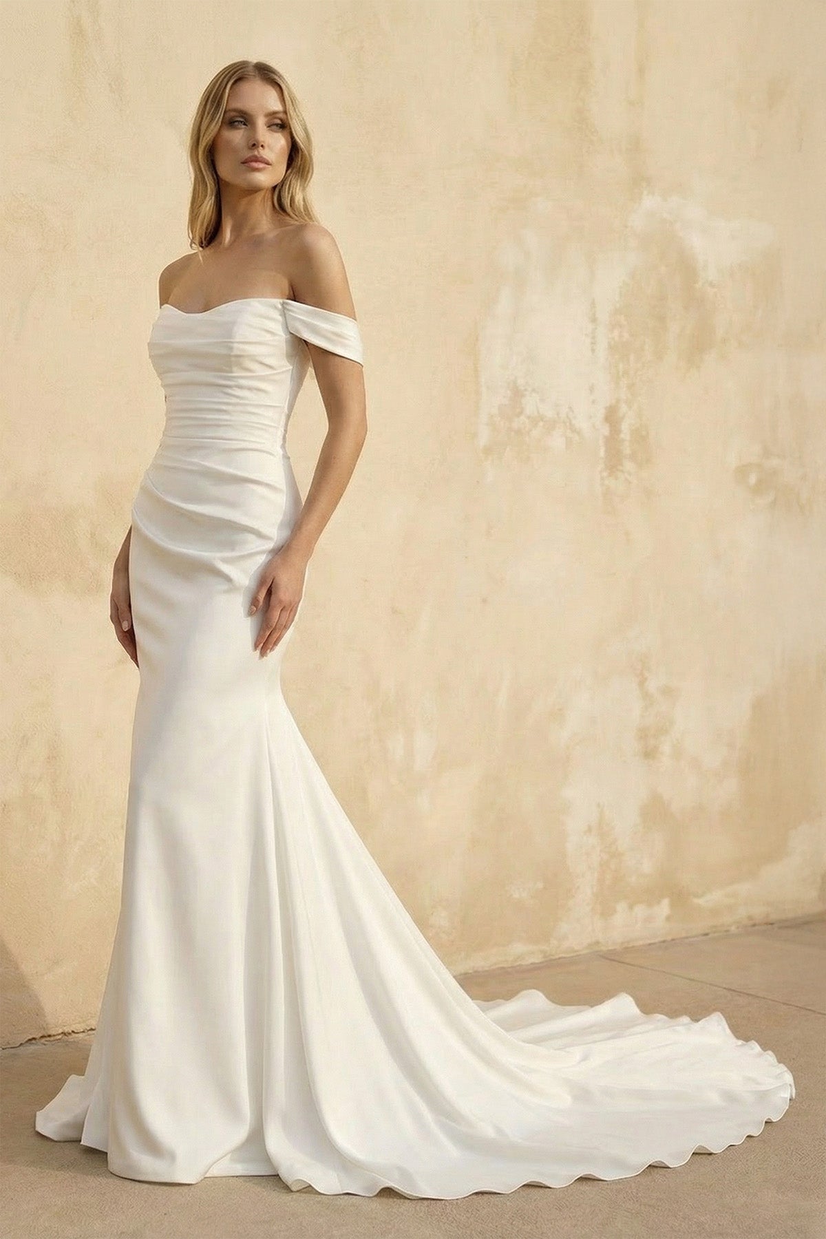 Robe de mariée blanche en satin silhouette sirène à épaules dénudées - Harana