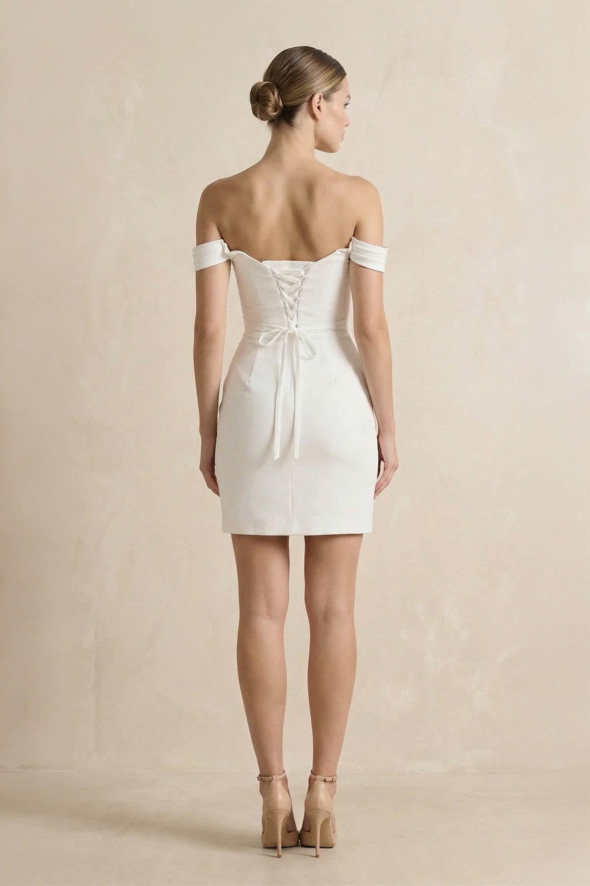 Robe de mariée ivoire satinée coupe fourreau à épaules dénudées - Harana