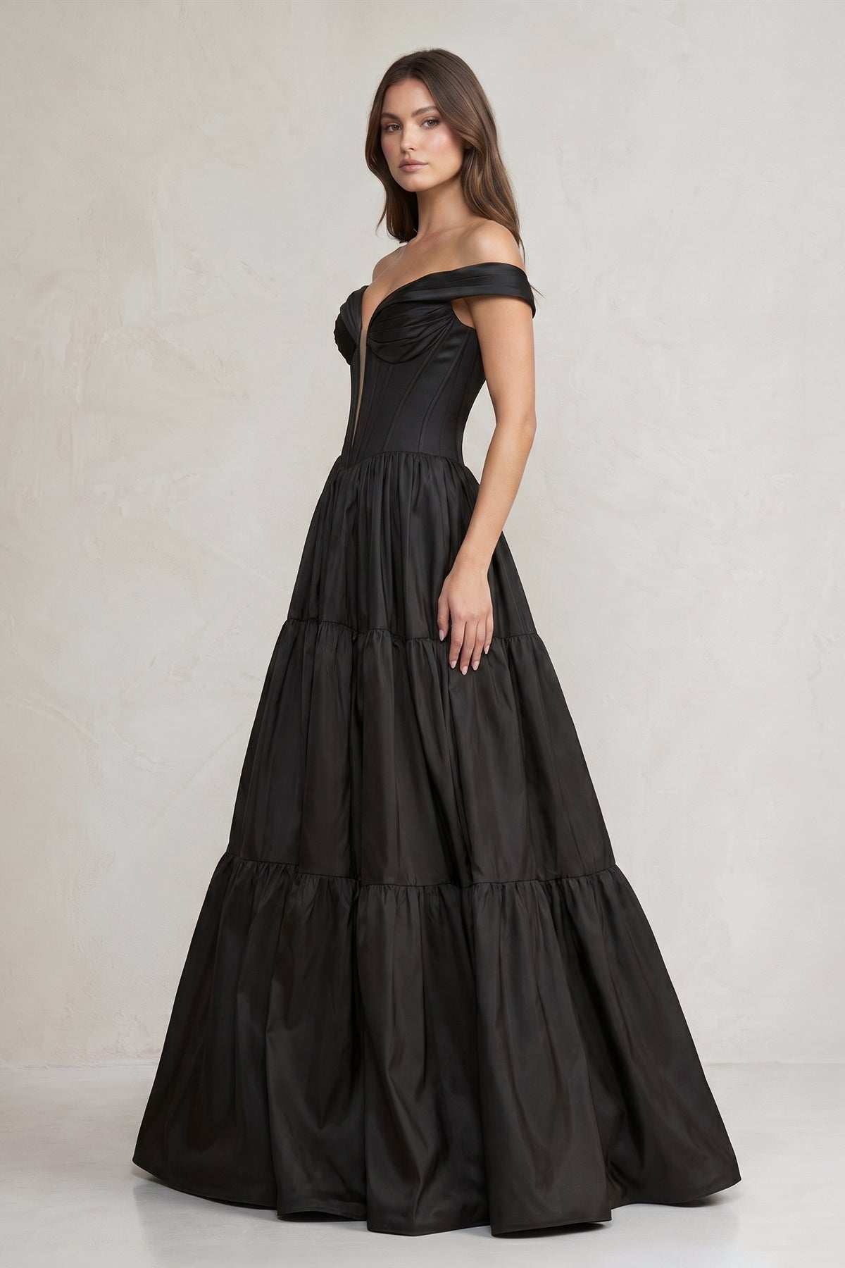 Robe de mariée noire trapèze en satin à épaules dénudées - Harana