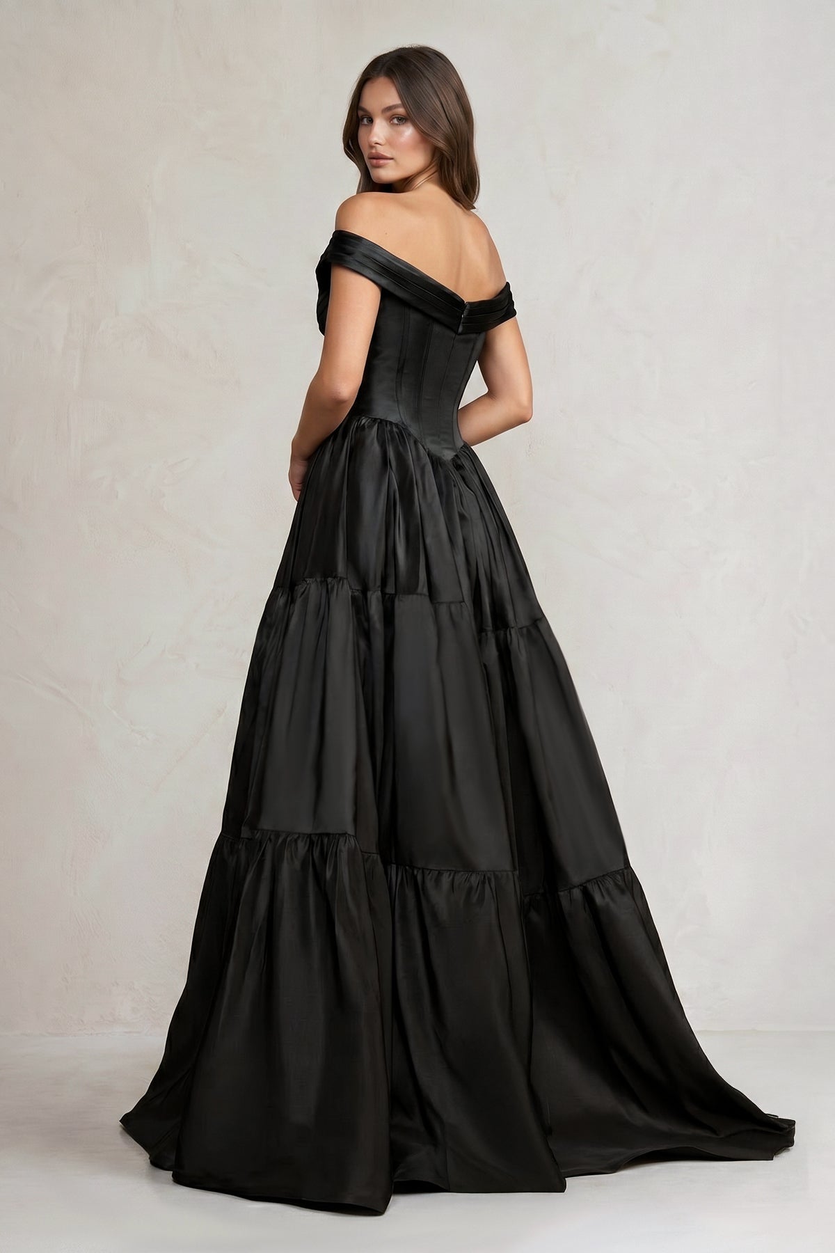 Robe de mariée noire trapèze en satin à épaules dénudées - Harana