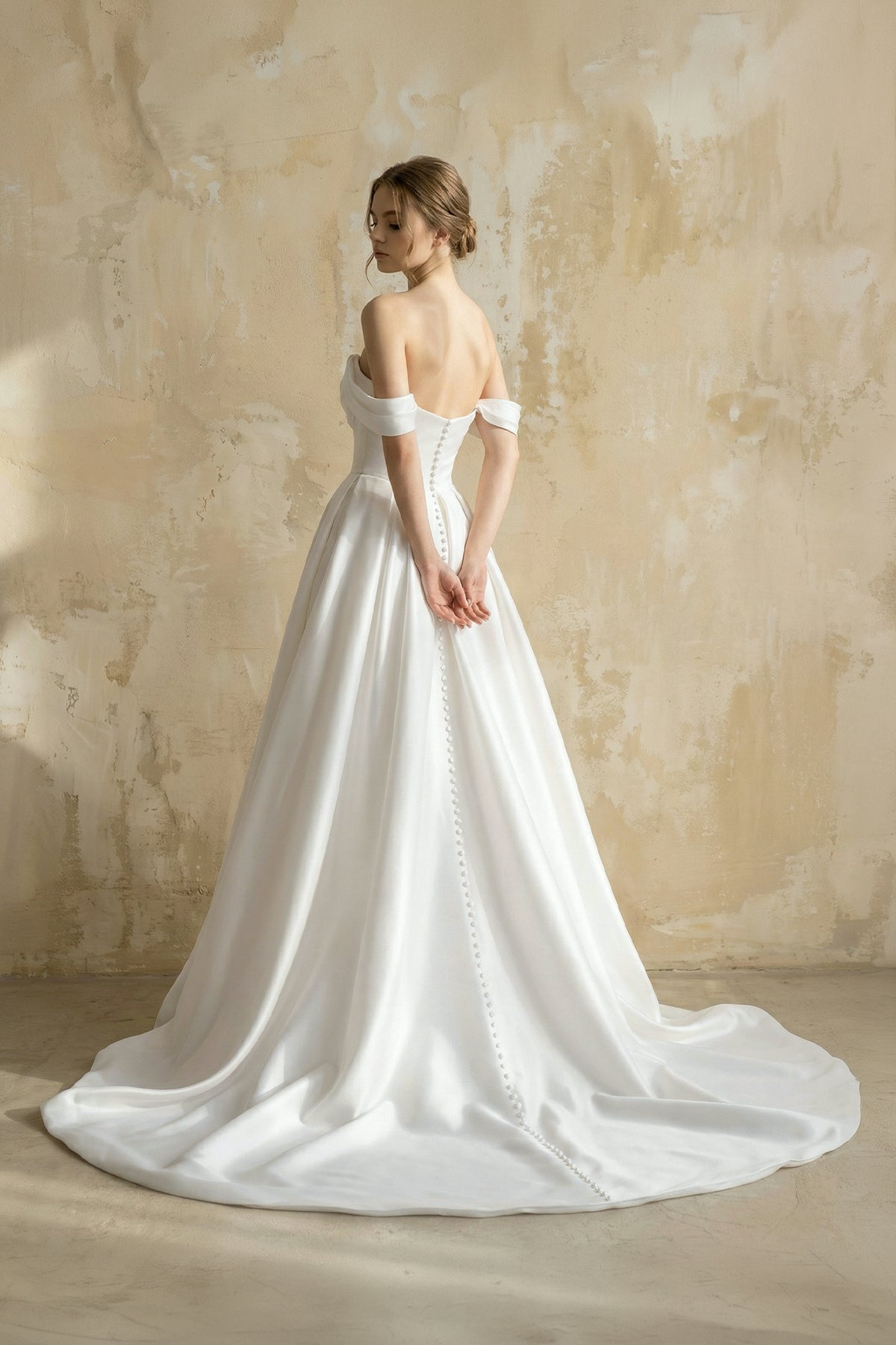 Robe de mariée blanche trapèze en satin à épaules dénudées sans manches - Harana