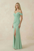 Robe demoiselle d’honneur pale pistachio longue à épaules dénudées avec fente froncée - Harana