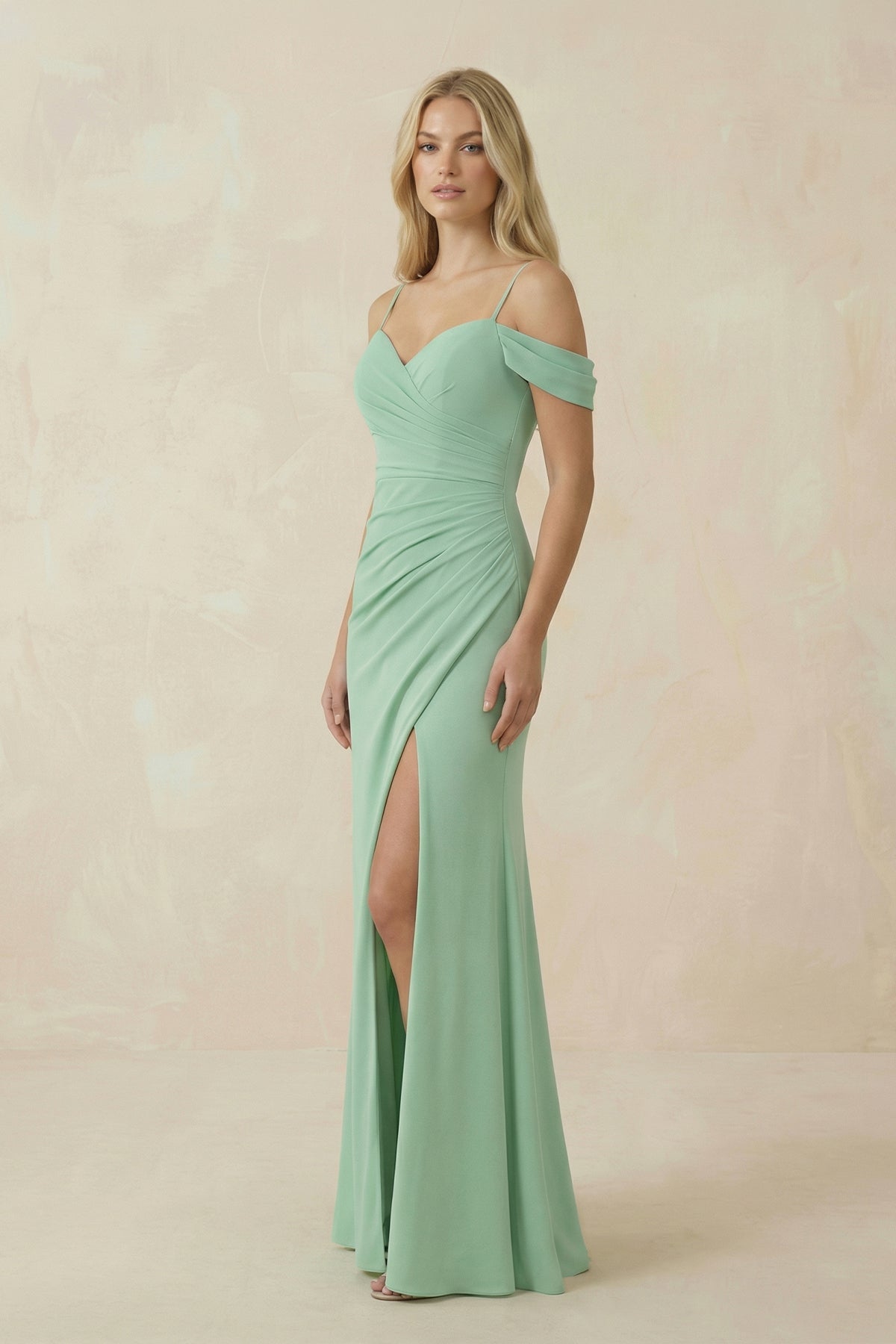 Robe demoiselle d’honneur pale pistachio longue à épaules dénudées avec fente froncée - Harana