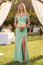 Robe demoiselle d’honneur pale pistachio longue à épaules dénudées avec fente froncée - Harana