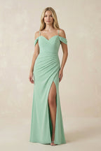Robe demoiselle d’honneur pale pistachio longue à épaules dénudées avec fente froncée - Harana