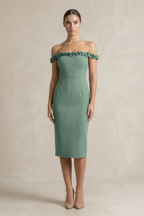 Robe de demoiselle d’honneur vert d’eau midi coupe fourreau à épaules dénudées ornée de volants - Harana