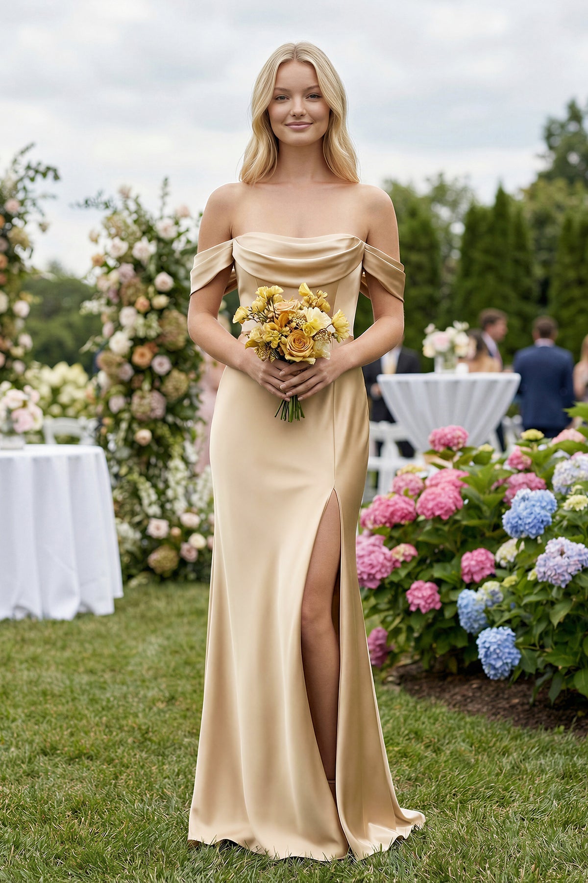 Robe demoiselle d’honneur golden champagne longue à épaules dénudées avec fente satinée - Harana