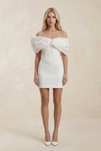 Robe de mariée ivoire courte satinée coupe fourreau à épaules dénudées - Harana