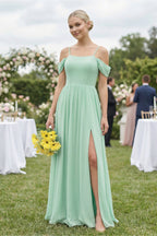Robe demoiselle d’honneur pale pistachio longue à épaules dénudées manches courtes avec fente - Harana