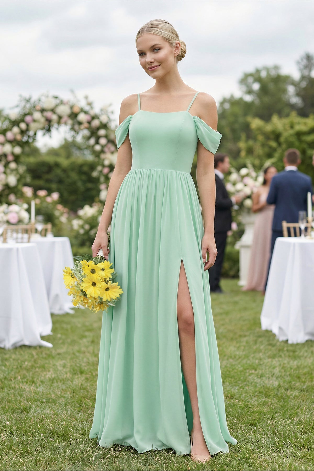 Robe demoiselle d’honneur pale pistachio longue à épaules dénudées manches courtes avec fente - Harana