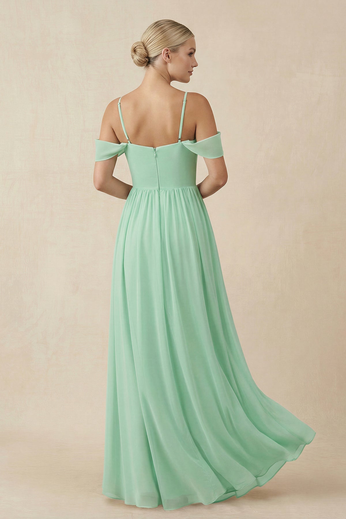 Robe demoiselle d’honneur pale pistachio longue à épaules dénudées manches courtes avec fente - Harana