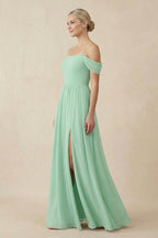 Robe demoiselle d’honneur pale pistachio longue à épaules dénudées manches courtes avec fente - Harana