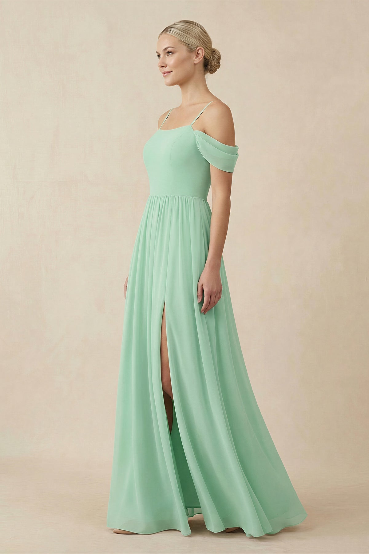 Robe demoiselle d’honneur pale pistachio longue à épaules dénudées manches courtes avec fente - Harana