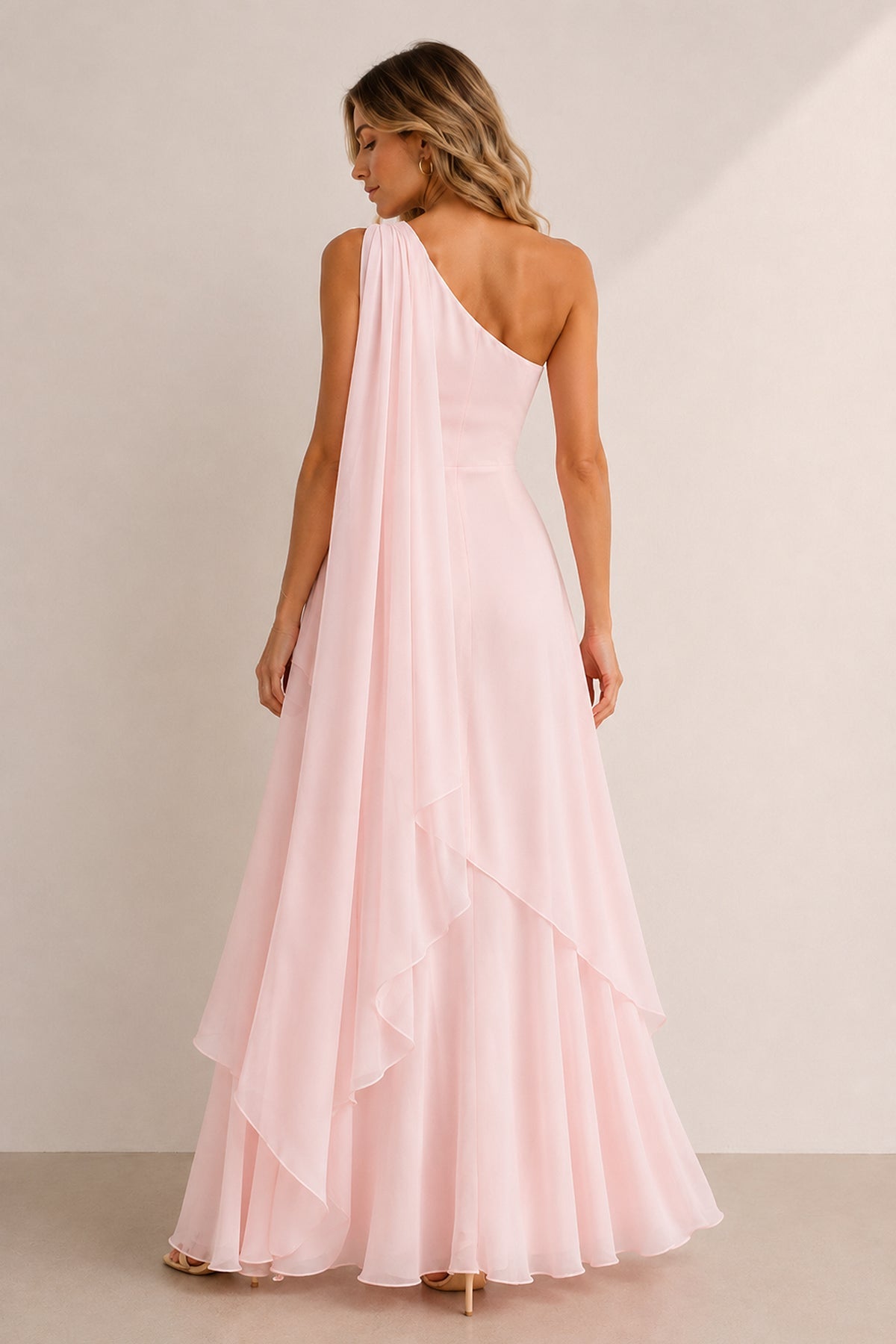 Robe rose longue en mousseline coupe trapèze à une épaule ornée de volants - Harana