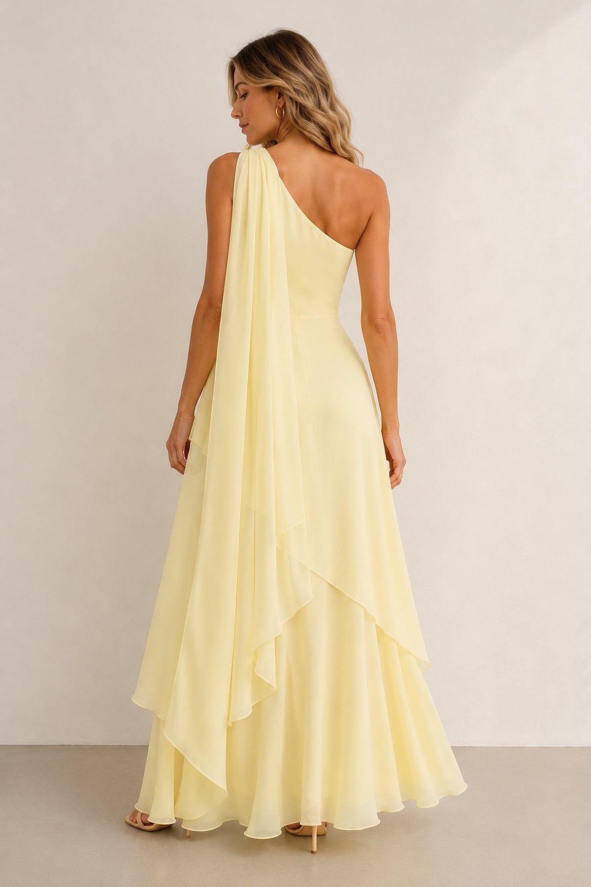 Robe jaune longue en mousseline coupe trapèze à une épaule ornée de volants - Harana
