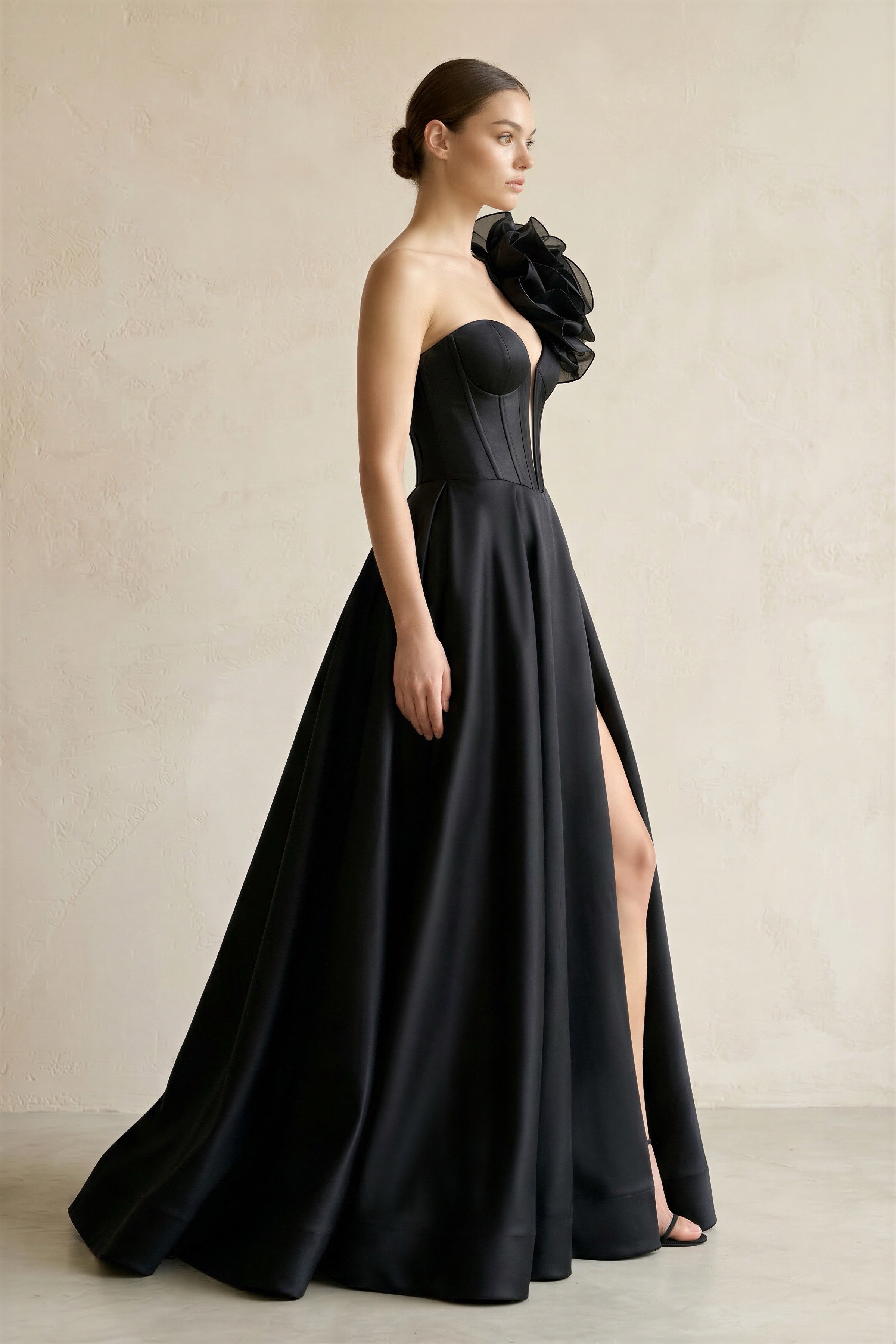 Robe de mariée noire trapèze en satin sans manches à corset - Harana