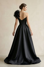 Robe de mariée noire trapèze en satin sans manches à corset - Harana