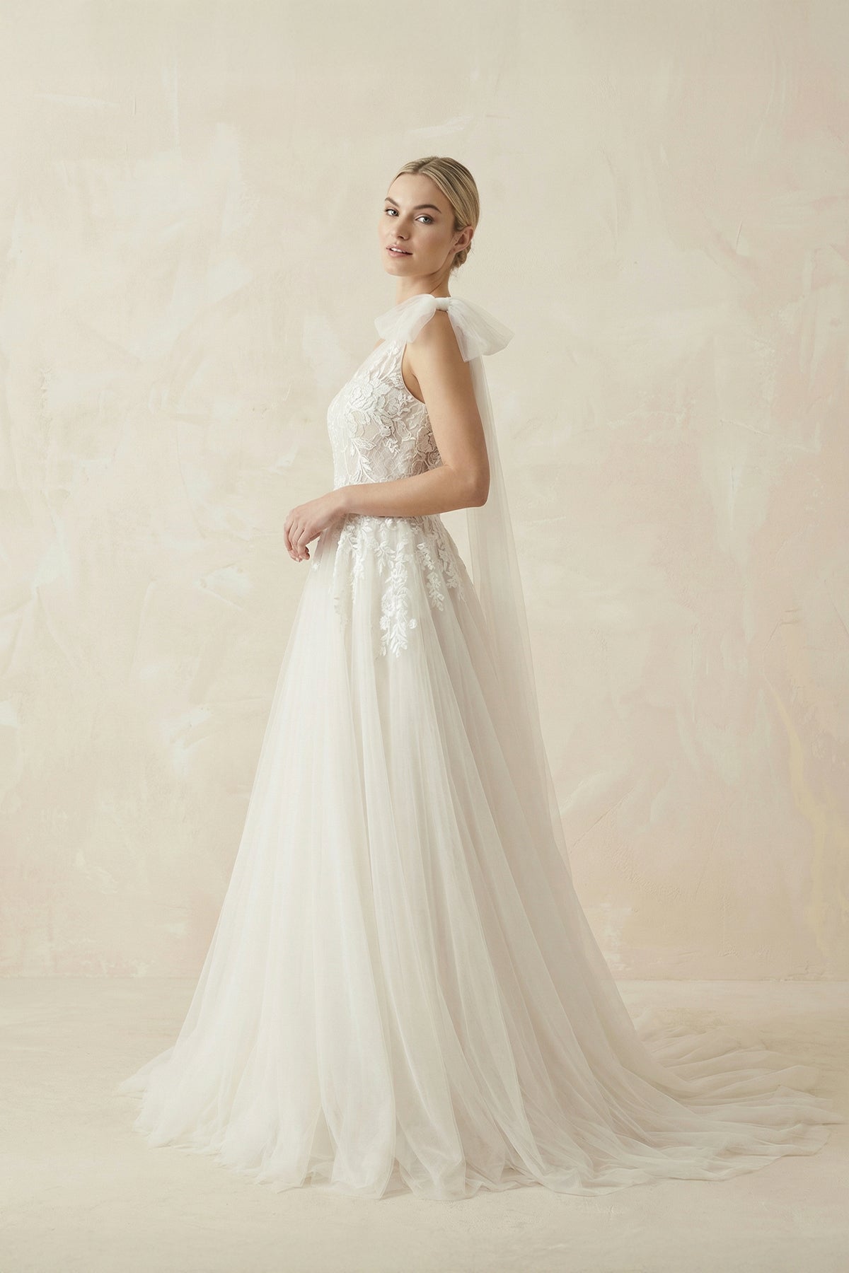 Robe de mariée ivoire trapèze en tulle sans manches à appliqués - Harana