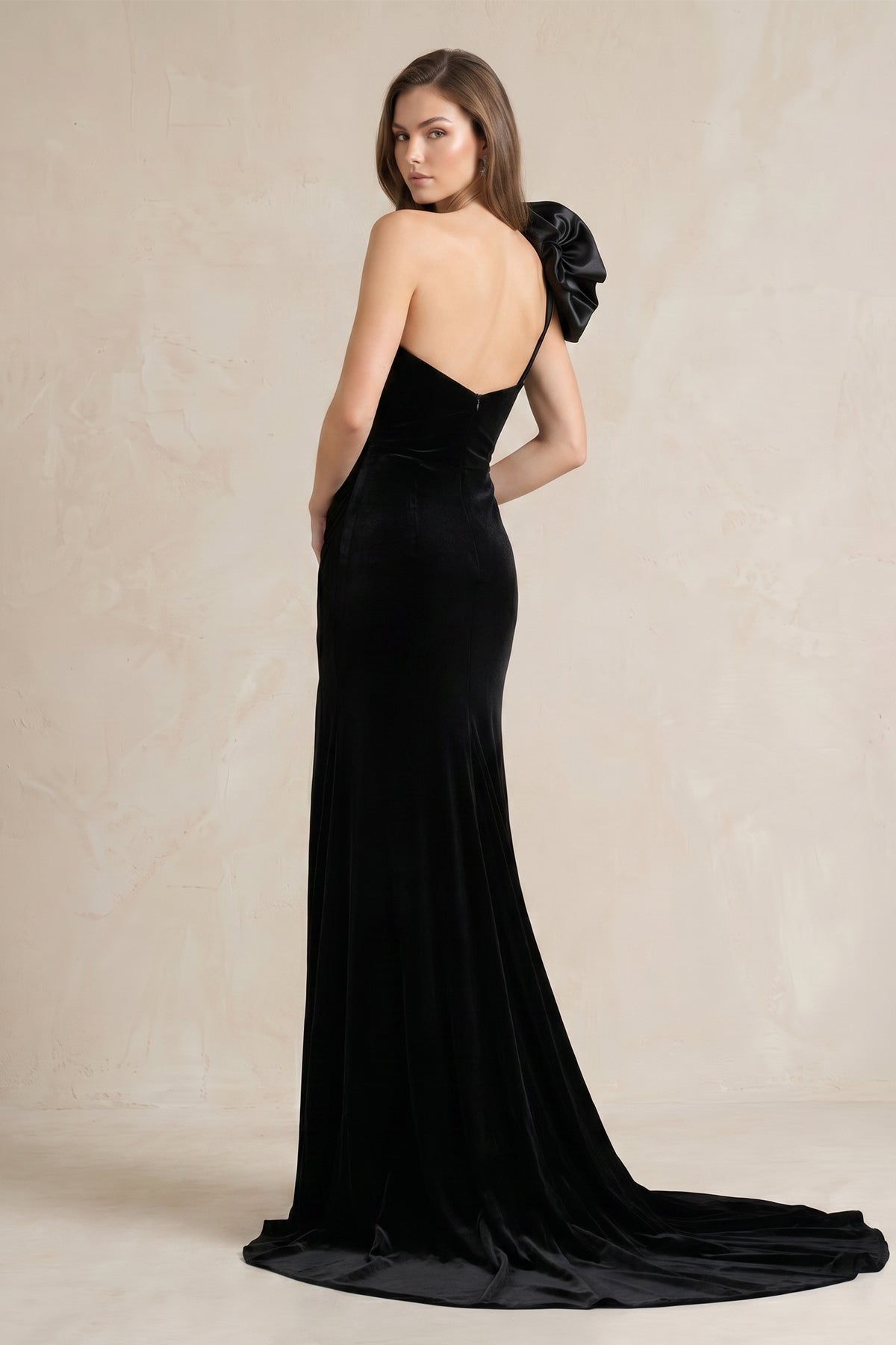 Robe de mariée noire satinée coupe sirène à une épaule avec fente - Harana