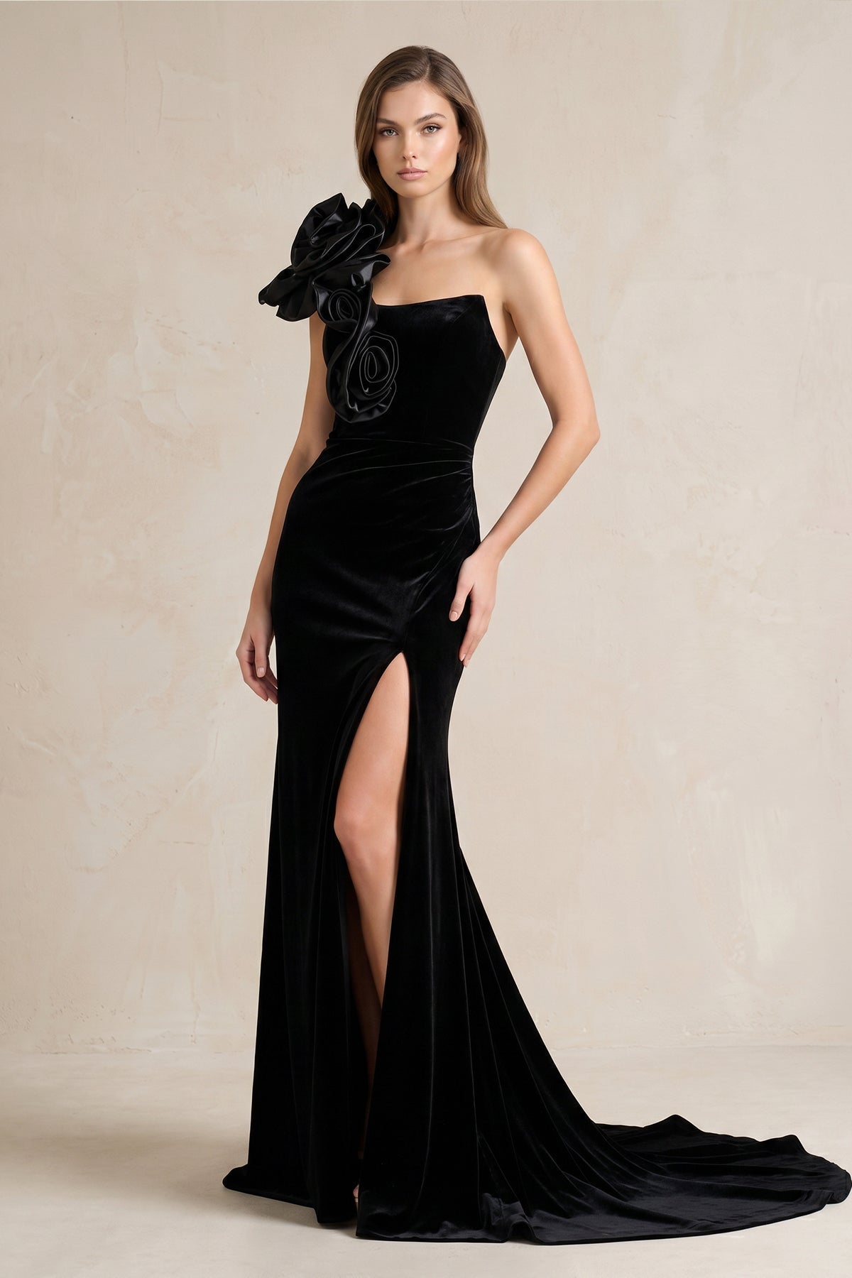 Robe de mariée noire satinée coupe sirène à une épaule avec fente - Harana