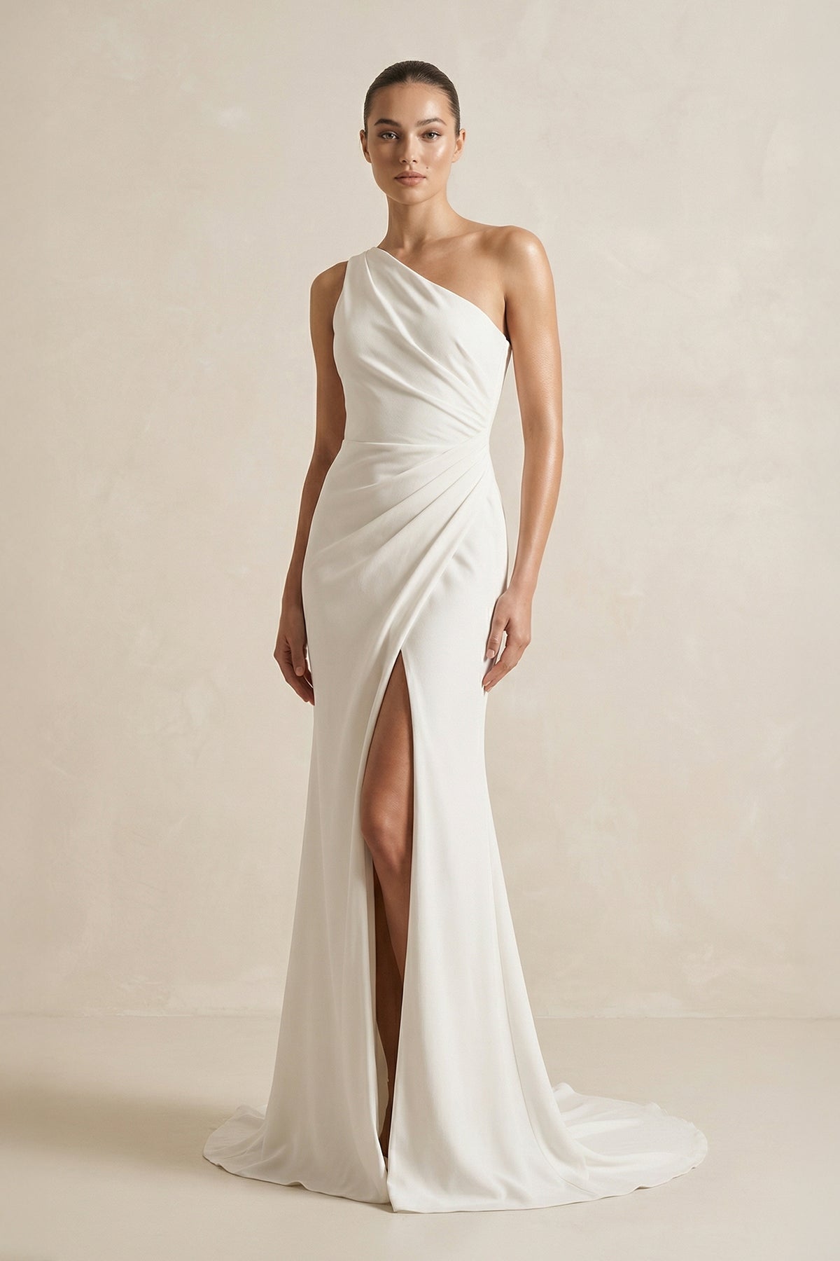 Robe de mariée ivoire satinée coupe sirène à une épaule effet drapé avec fente - Harana