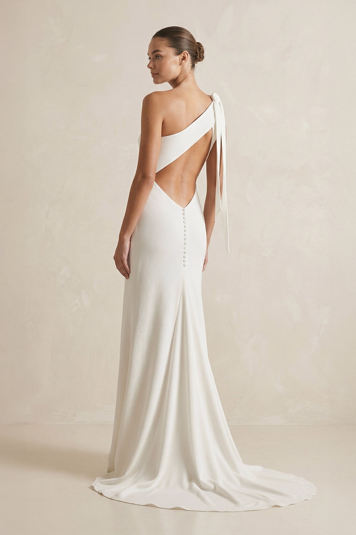 Robe de mariée ivoire satinée coupe sirène à une épaule effet drapé avec fente - Harana