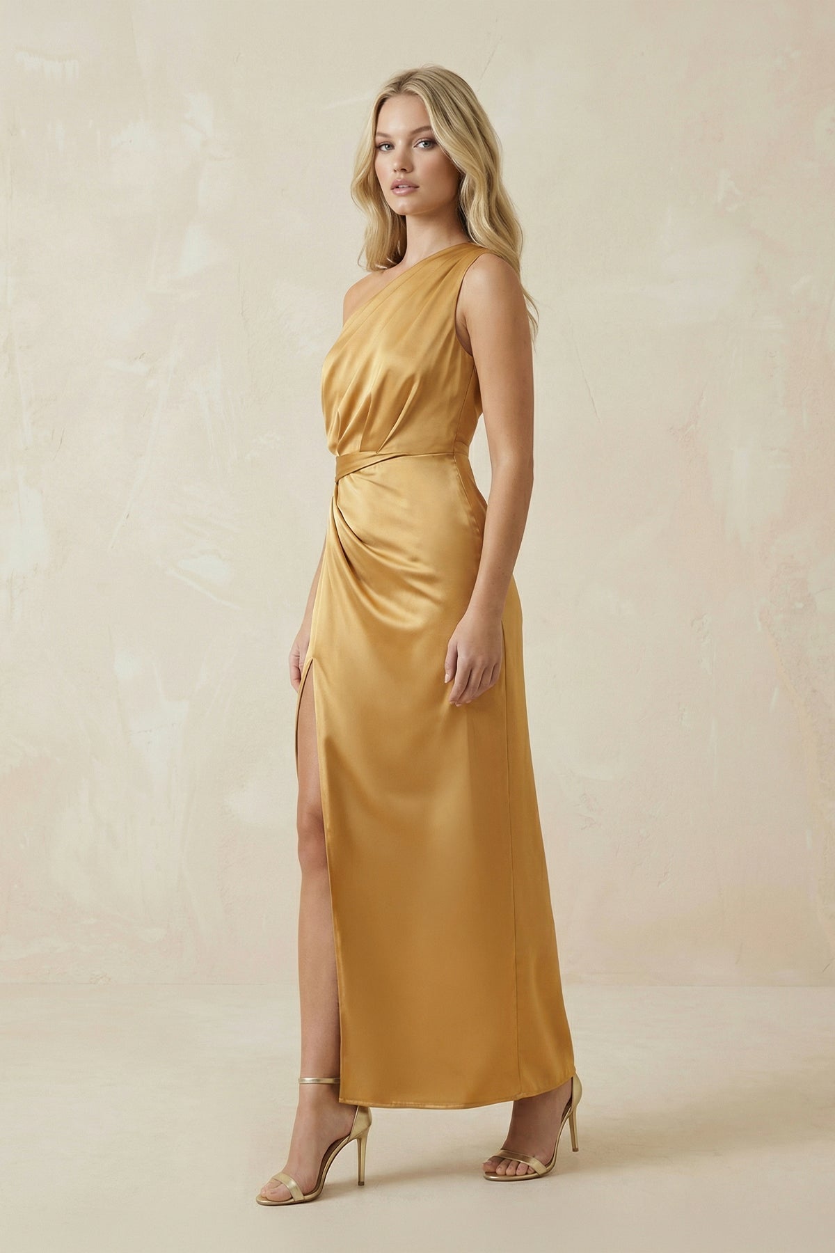 Robe demoiselle d’honneur marigold longue asymétrique sans manches froncée - Harana