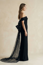 Robe de mariée noire satinée coupe fourreau à une épaule avec nœud - Harana