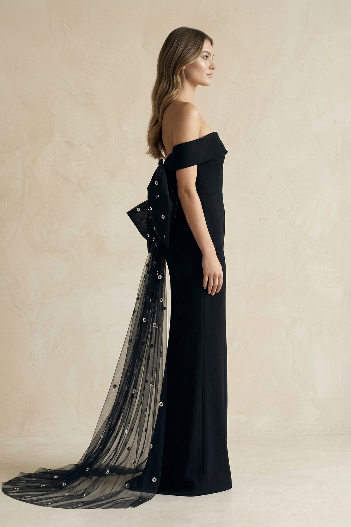Robe de mariée noire satinée coupe fourreau à une épaule avec nœud - Harana