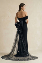 Robe de mariée noire satinée coupe fourreau à une épaule avec nœud - Harana