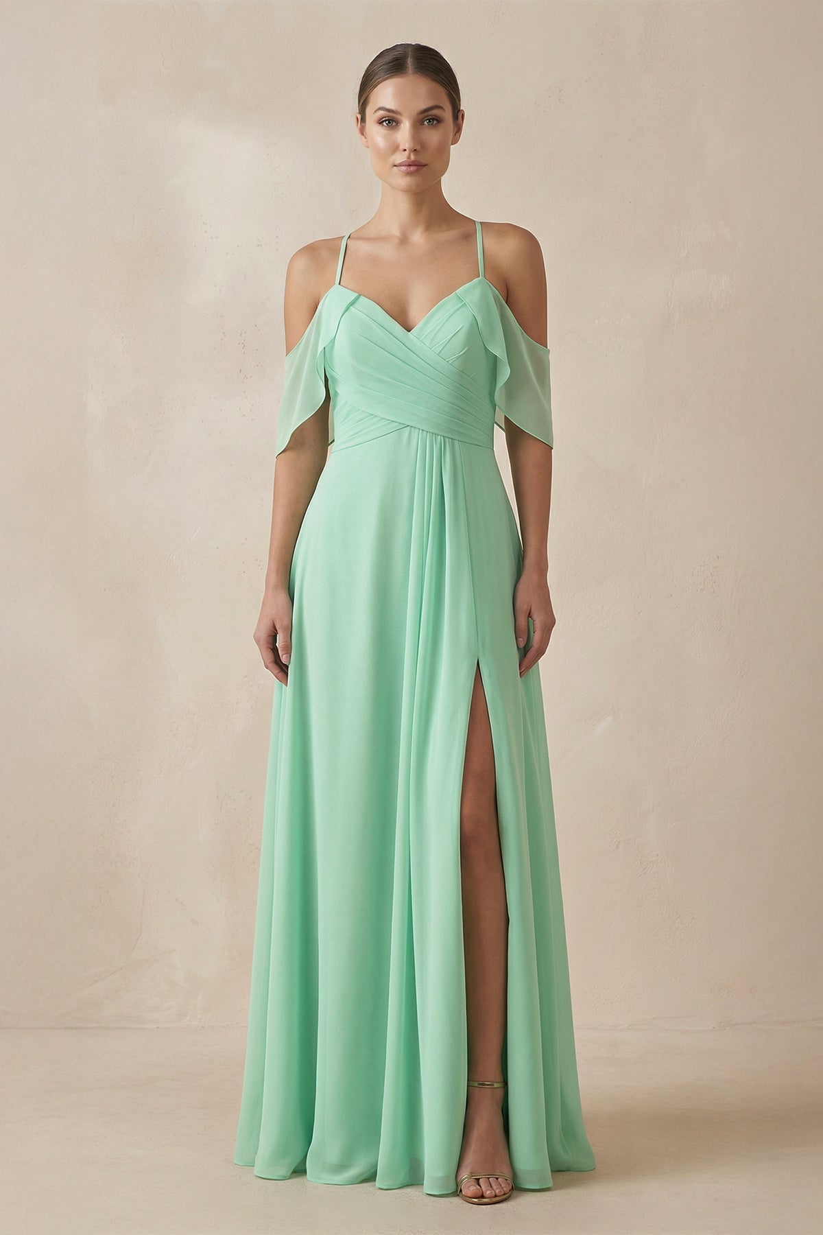 Robe demoiselle d’honneur pale pistachio longue avec fente à volants en mousseline - Harana