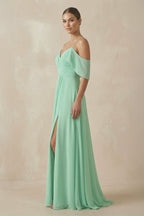 Robe demoiselle d’honneur pale pistachio longue avec fente à volants en mousseline - Harana
