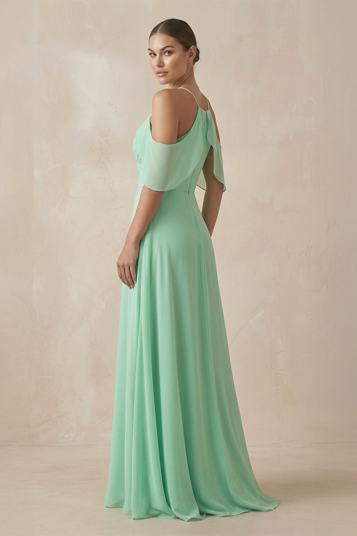 Robe demoiselle d’honneur pale pistachio longue avec fente à volants en mousseline - Harana
