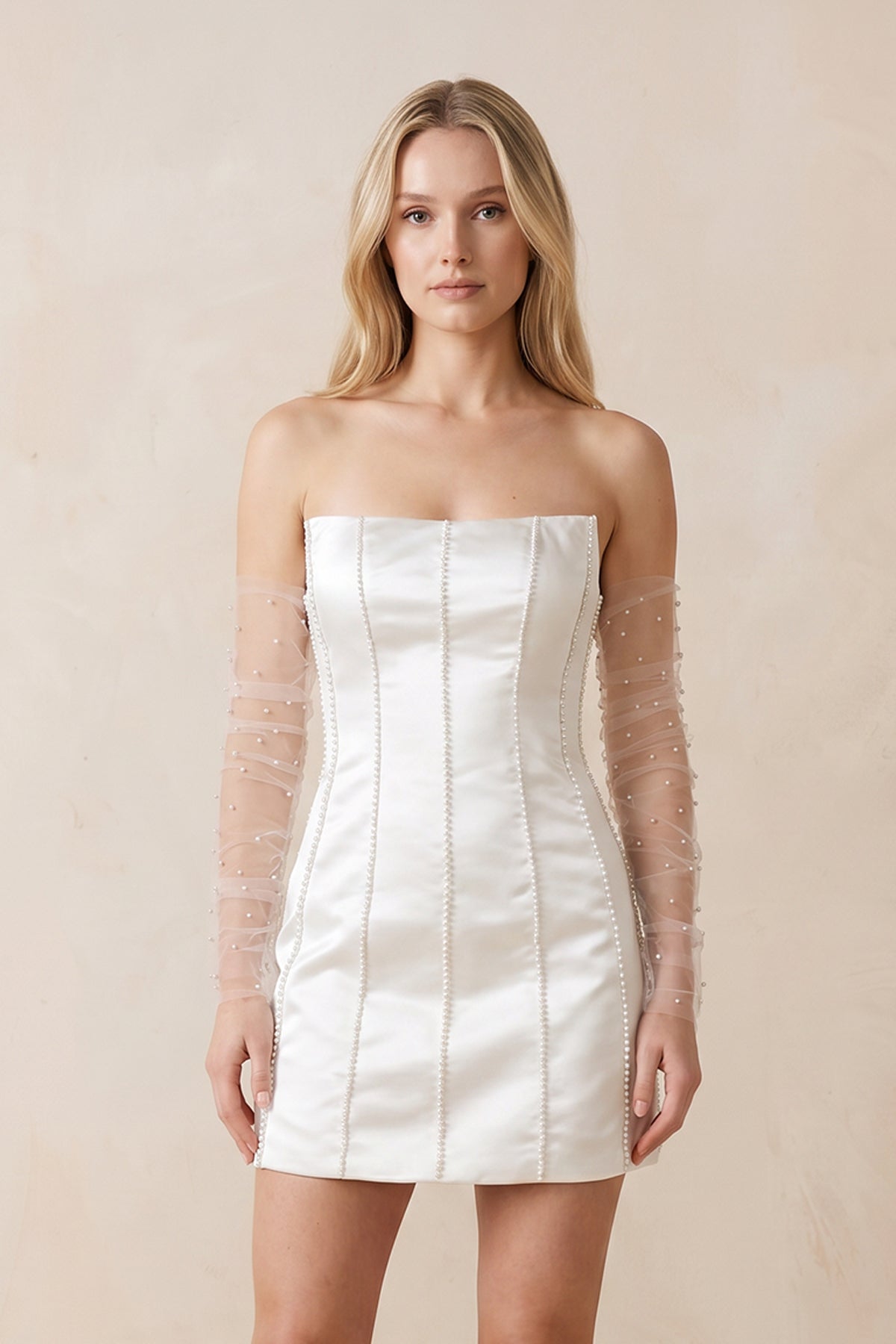 Robe de mariée blanche satinée coupe fourreau bustier ornée de perles - Harana
