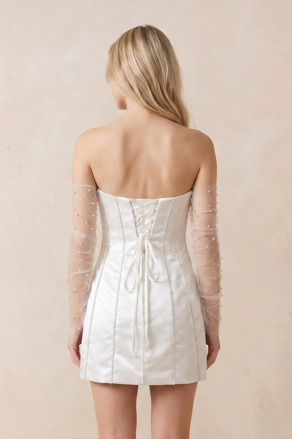 Robe de mariée blanche satinée coupe fourreau bustier ornée de perles - Harana