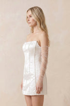 Robe de mariée blanche satinée coupe fourreau bustier ornée de perles - Harana