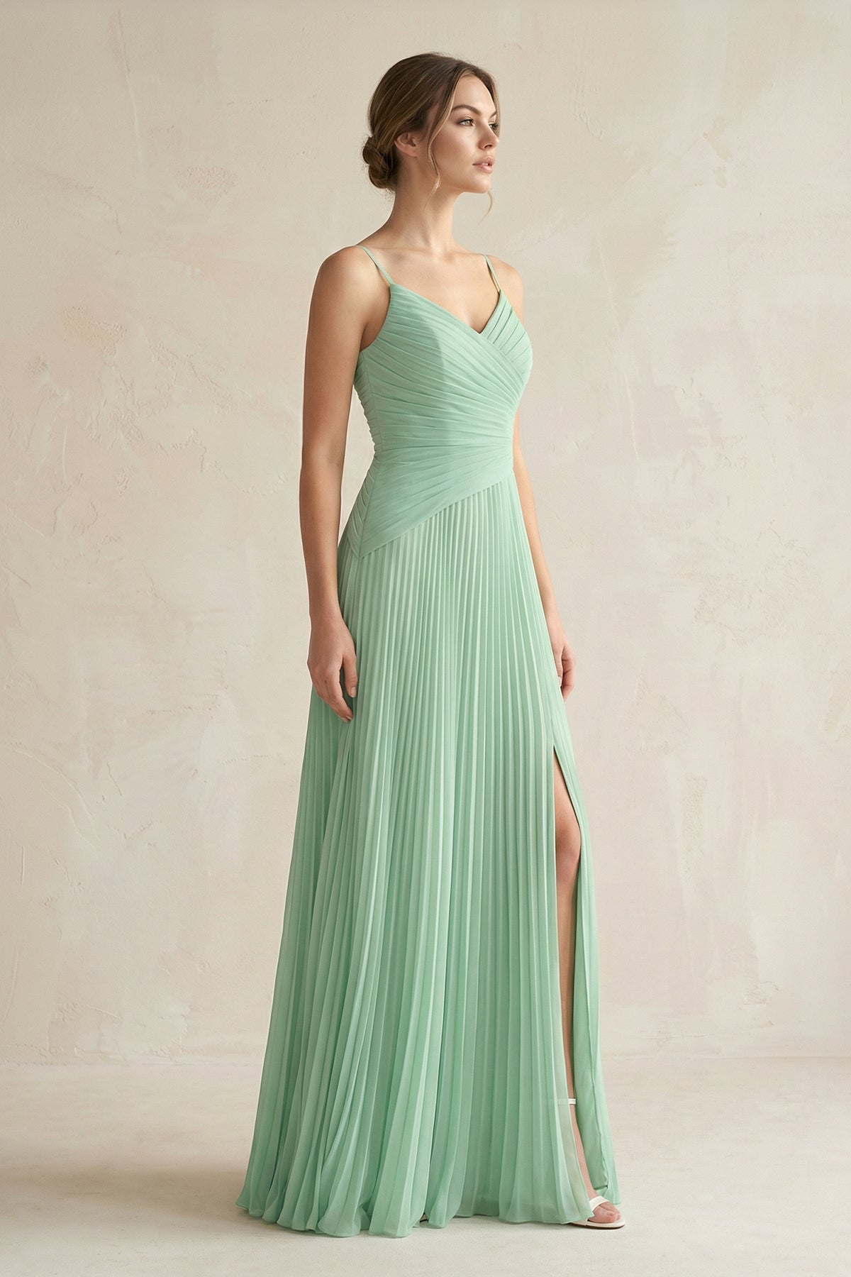 Robe demoiselle d’honneur pale pistachio longue à fines bretelles sans manches avec fente - Harana