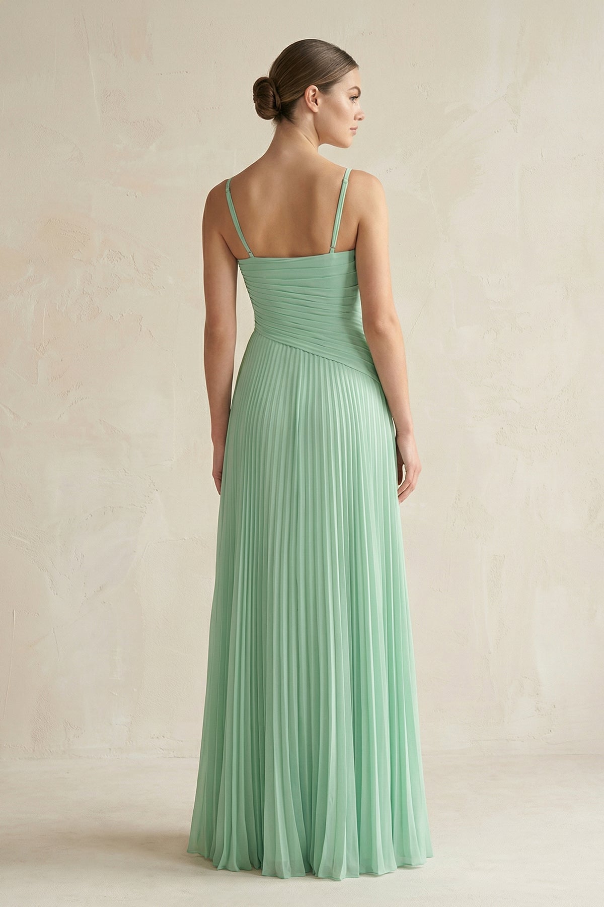 Robe demoiselle d’honneur pale pistachio longue à fines bretelles sans manches avec fente - Harana