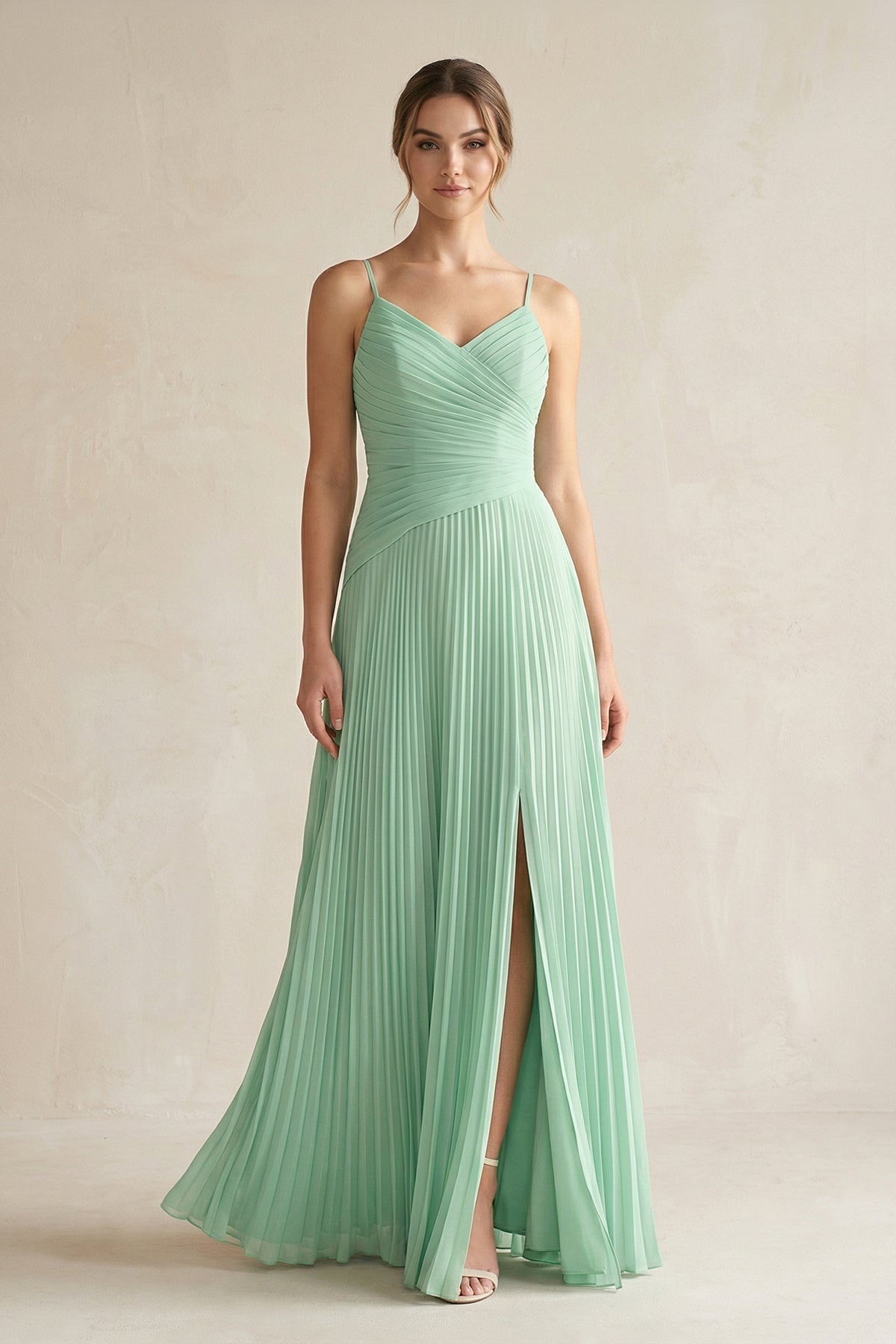 Robe demoiselle d’honneur pale pistachio longue à fines bretelles sans manches avec fente - Harana
