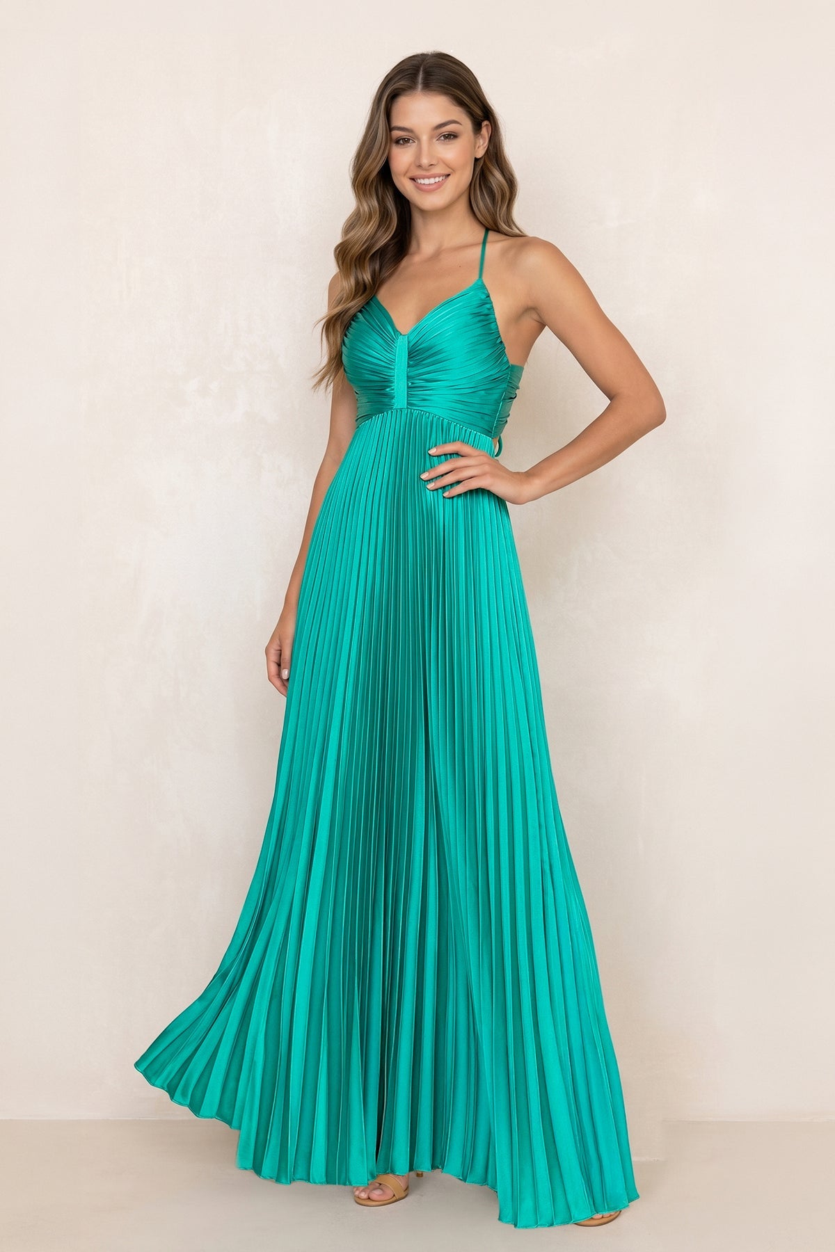 Robe turquoise longue satinée coupe trapèze à col V plissée - Harana