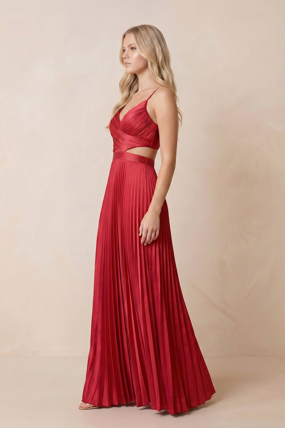 Robe rouge rubis longue coupe trapèze plissée avec ouverture goutte d’eau - Harana