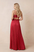 Robe rouge rubis longue coupe trapèze plissée avec ouverture goutte d’eau - Harana