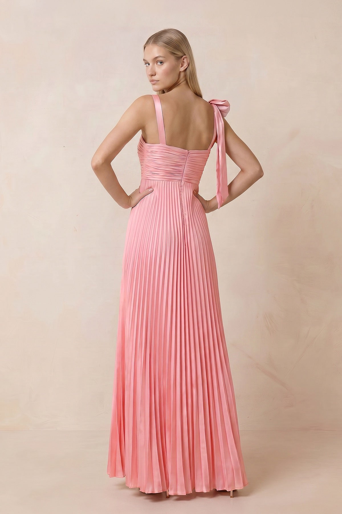Robe rose ancien longue coupe trapèze à encolure carrée plissée avec nœud - Harana